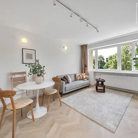 Cozy Renovated 1-bedroom In Apartment *